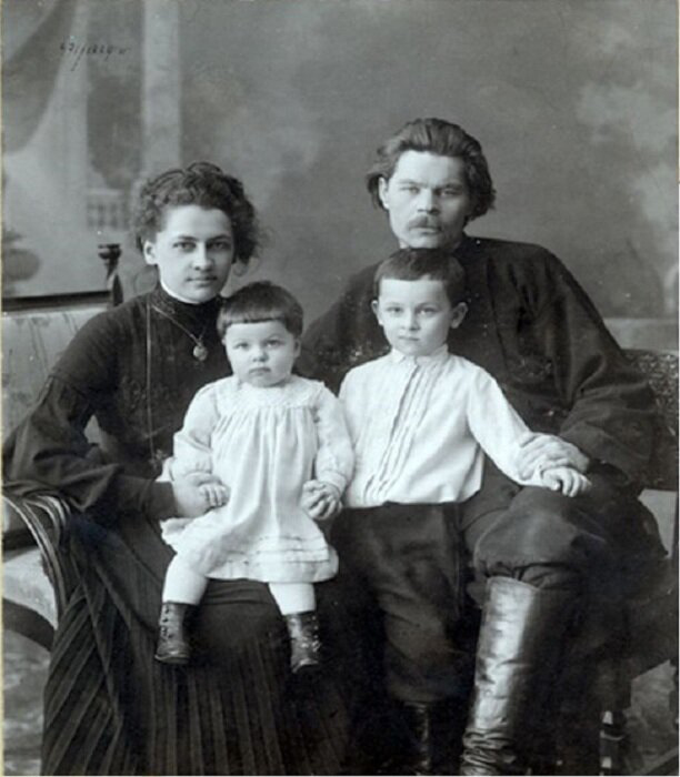 Максим Горький с женой Екатериной Волжиной и детьми