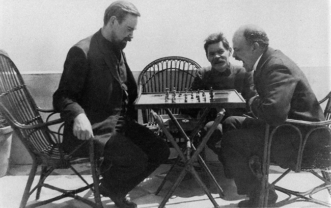 Богданов, Горький и Ленин играют в шахматы. 1908