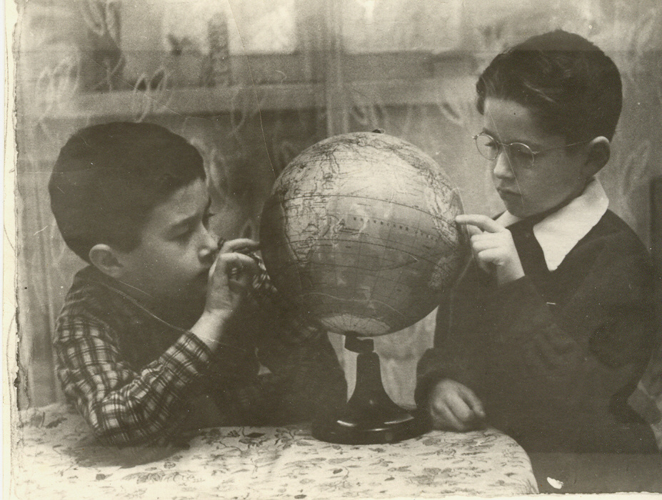 Денис (слева) с Мишкой, 1961 г.