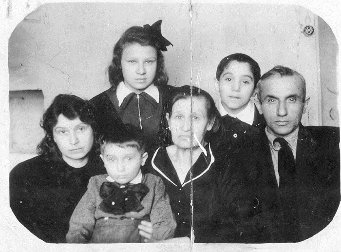 Мама, сестра Галя, Валера, бабушка, брат Лёва, отец. Воркута. Конец 40-х годов