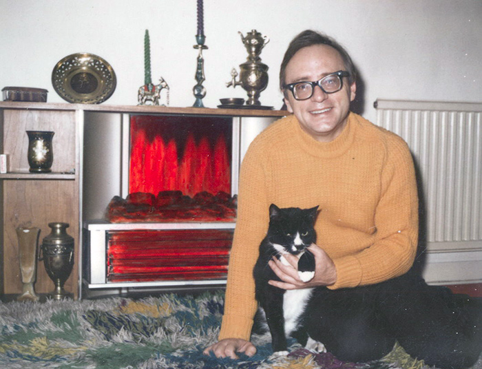 Писатель Анатолий Кузнецов и его кот. Лондон, 1970-е
