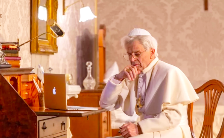 Михаил Барышников в роли папы римского Бенедикта XVI