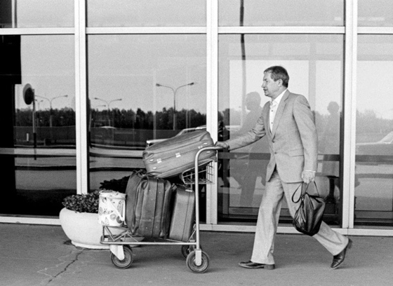 Георгий Владимов покидает СССР. Шереметьево, 26 мая 1983 года