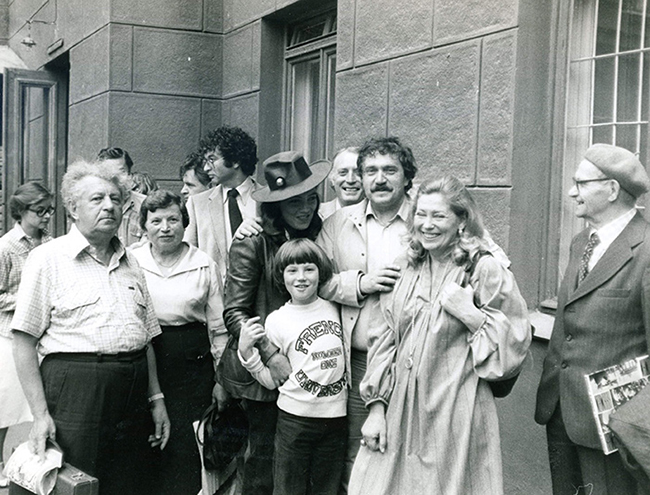Проводы Аксеновых в эмиграцию. У подъезда высотки на Котельнической набережной, 22 июля 1980 г
