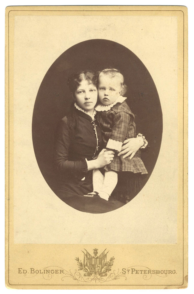 Саша Блок на руках у матери. Фотография Э. Болингера, 1883