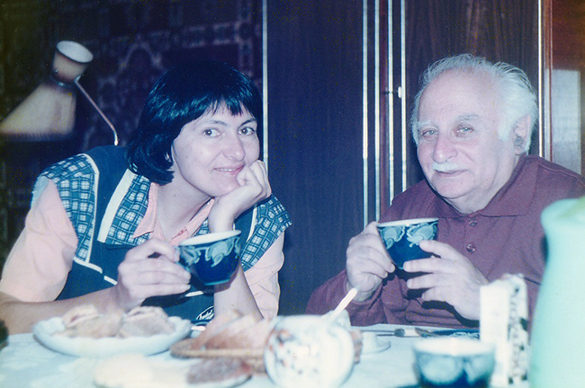 Людмила Безрукова и Исаак Шварц пьют кофе перед интервью