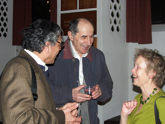 Тино Вильянуэва и Павел Грушко беседуют с дочерью Дилана Томаса Айронвью Томас (1943-2009), 2007 год, Гарвард