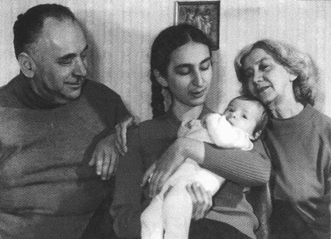 Иосиф Григулевич в семейном кругу. В центре — дочь Надежда с сыном Максимом, справа — Лаура. 1975.