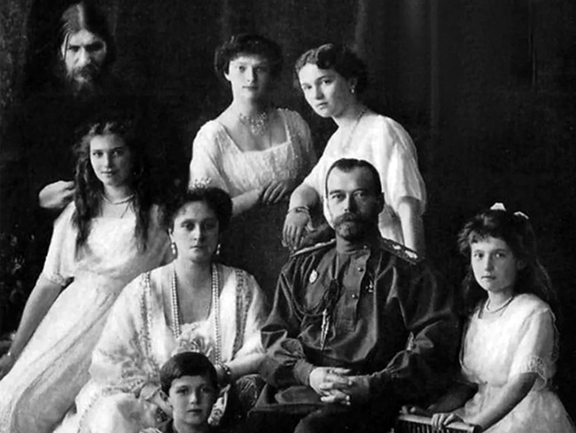 Григорий Распутин в кругу царской семьи