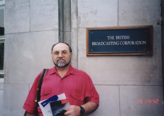 Григорий Поляк на фоне здания Би-Би-Си в Лондоне. Фото из личного архива Г.Поляка