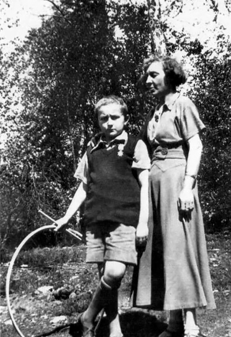 Марина Цветаева с сыном Муром, Франция, 1930-е