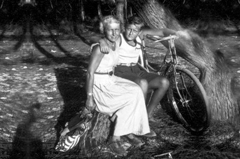Марина Цветаева с Муром. Франция, 1930-е
