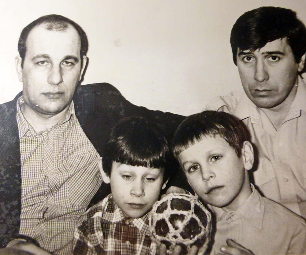 Сергей Костырко с сыном Василием, Геннадий Калашников с сыном Николаем, 1980 год